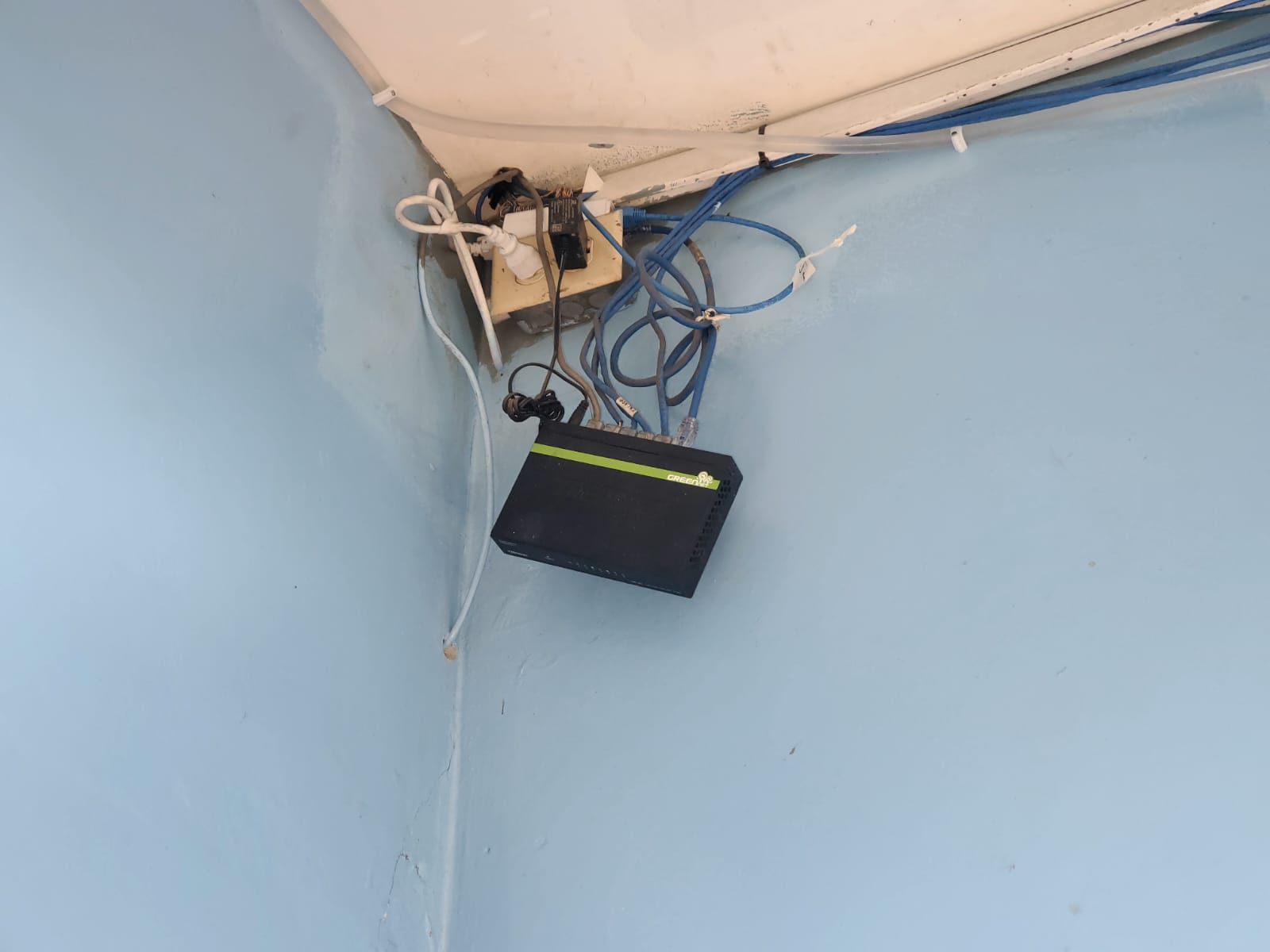 Switch suspendido por cables de red